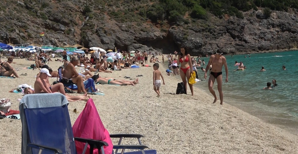 Alanya’da sıcak havayı fırsat bilen turistler Kleopatra Plajı’na akın etti
