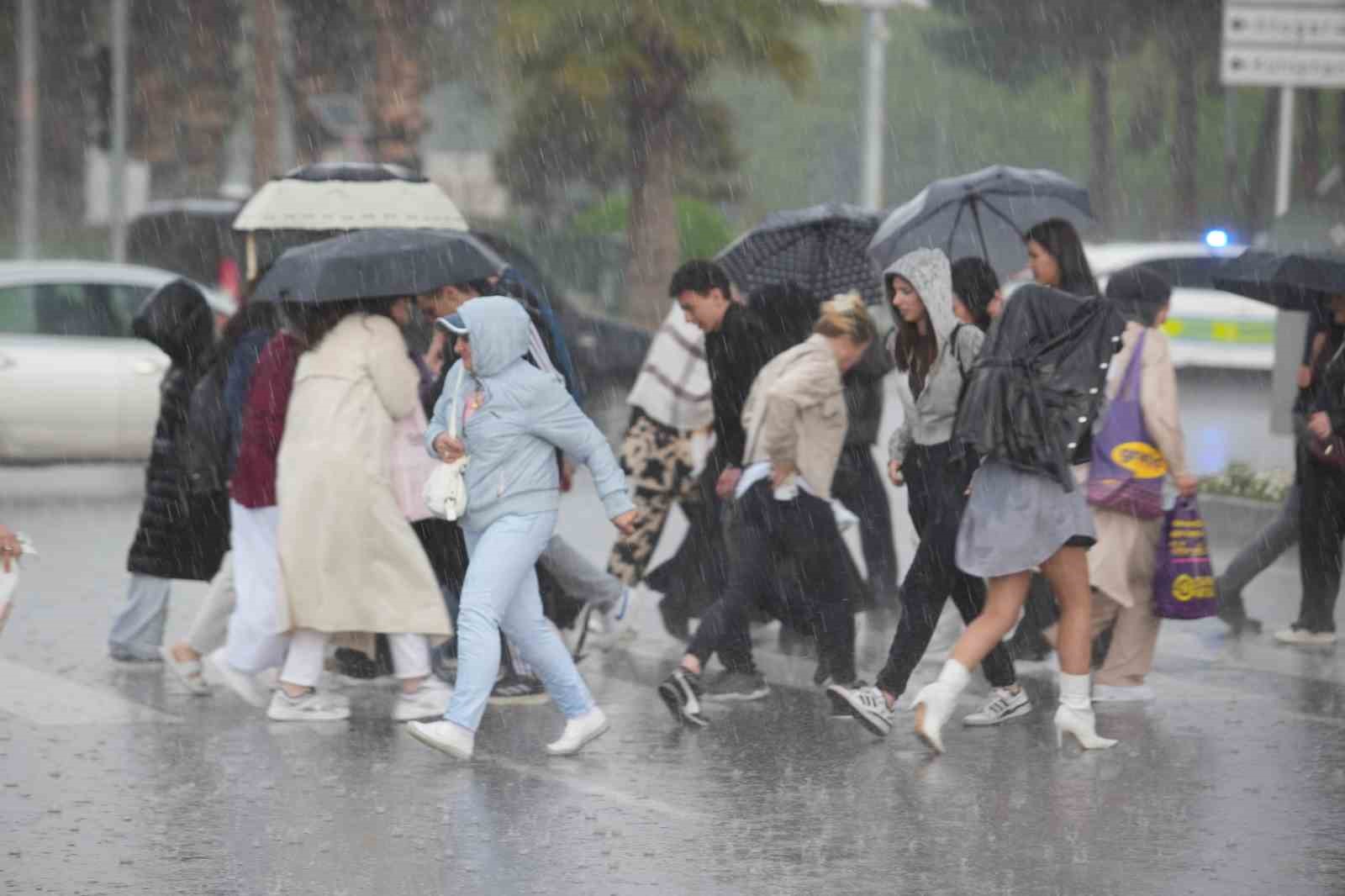 Samsun’da sağanak yağmur ve dolu hayatı olumsuz etkiledi