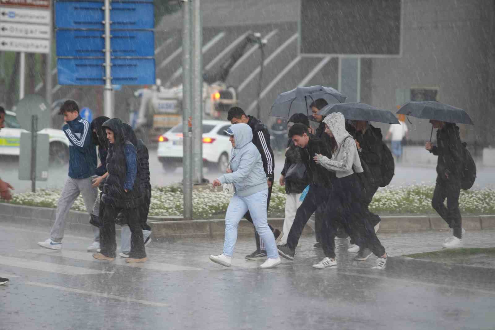 Samsun’da sağanak yağmur ve dolu hayatı olumsuz etkiledi
