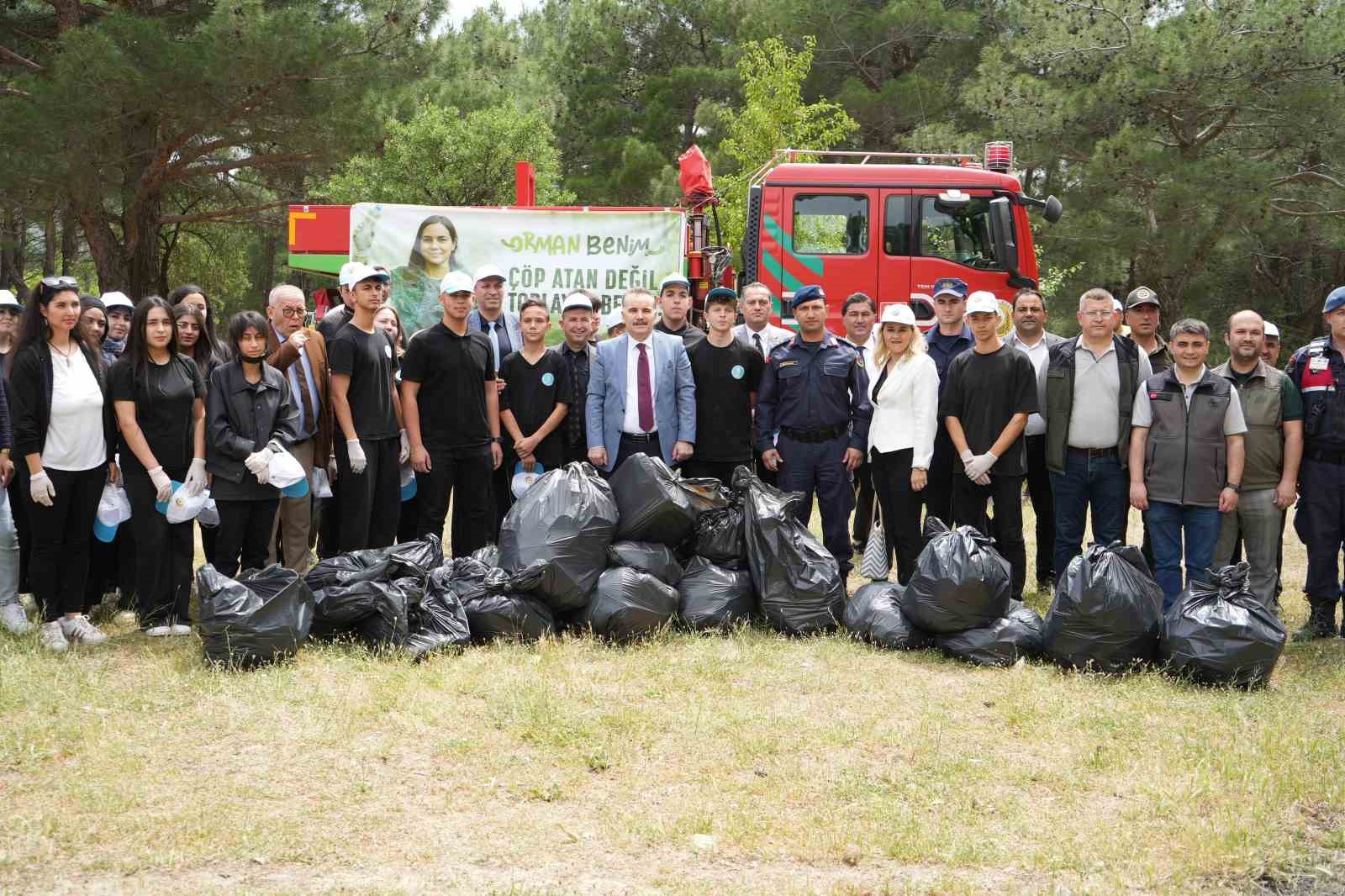 Kazdağları&rsquo;nda yarım saatte yarım ton atık ve &ccedil;&ouml;p topladılar
