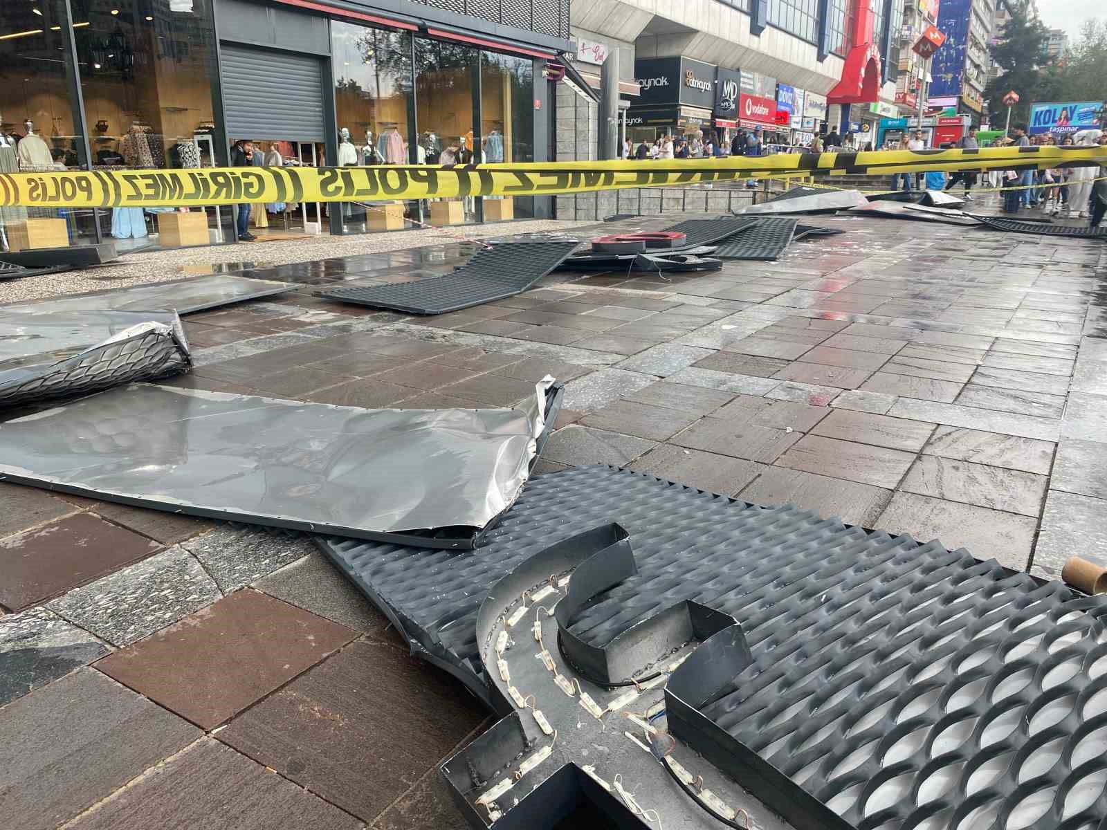 Ankara’da fırtına mağazanın tabelasını uçurdu