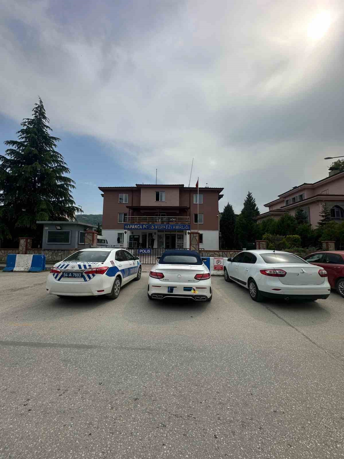 Drift yaparken tabure ile kovalanan l&uuml;ks otomobil s&uuml;r&uuml;c&uuml;s&uuml;ne ceza yağdı
