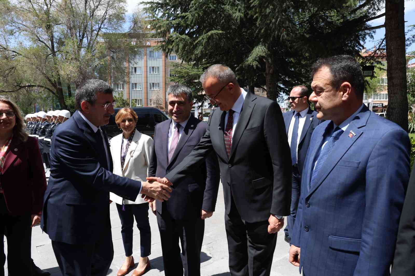 Cumhurbaşkanı Yardımcısı Yılmaz: "Ana muhalefet partisinin tek yaptığı popülizm"