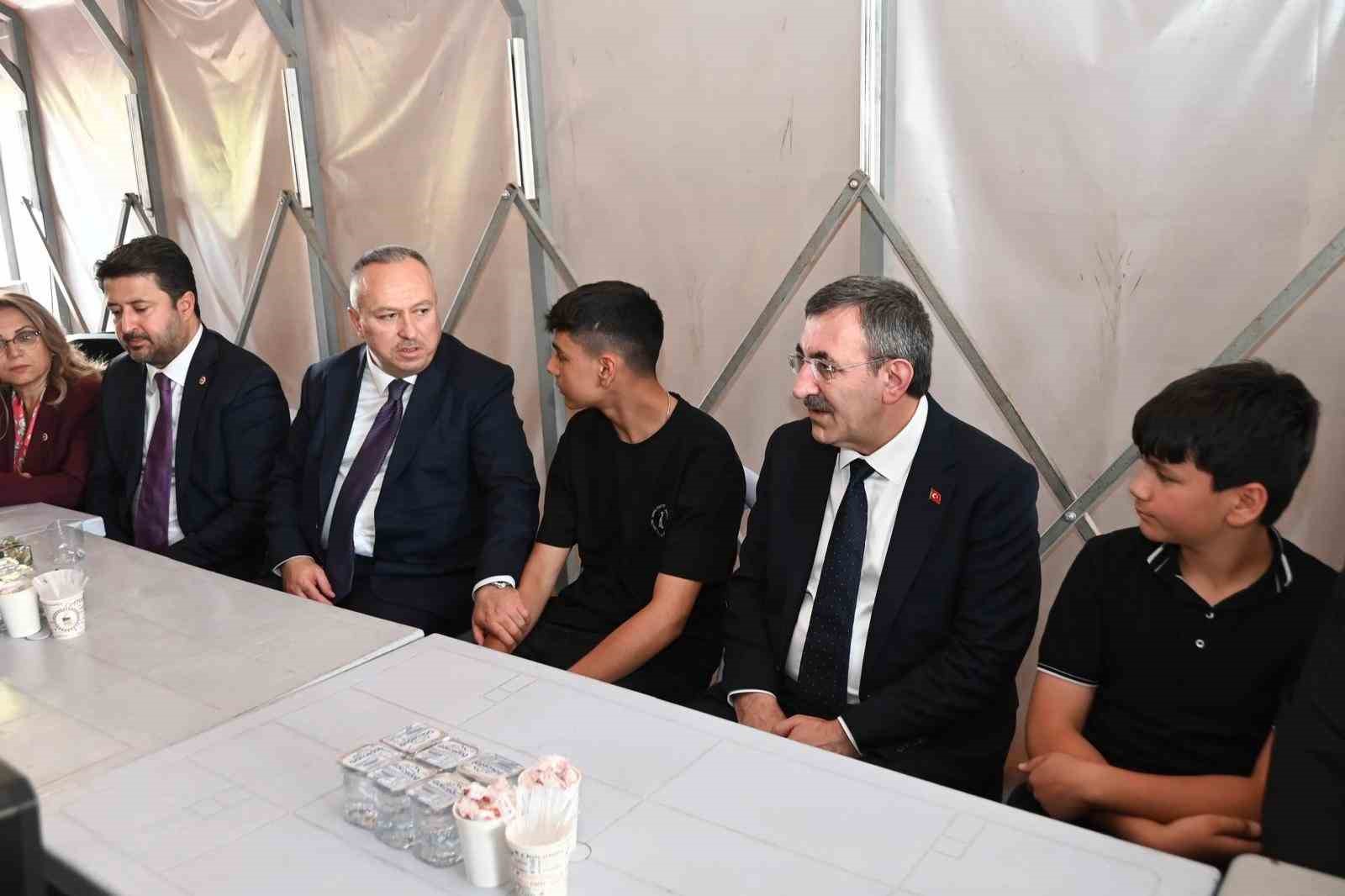 Cumhurbaşkanı Yardımcısı Yılmaz: "Ana muhalefet partisinin tek yaptığı pop&uuml;lizm"
