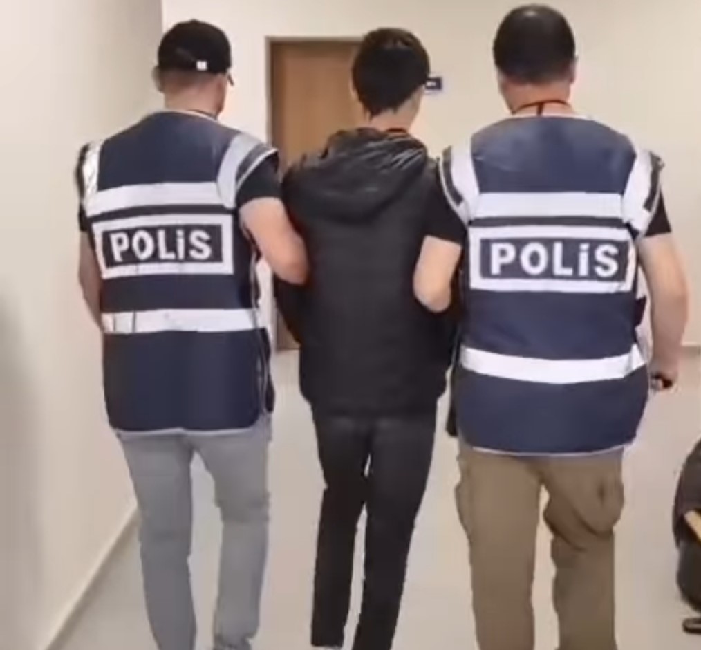 Kütahya’da hırsızlık zanlısı saklandığı binanın çatısında yakalandı