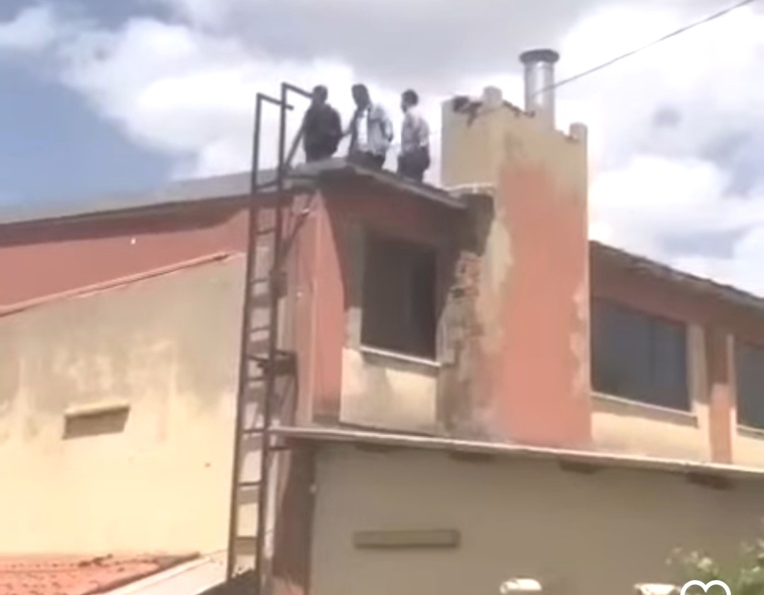 Kütahya’da hırsızlık zanlısı saklandığı binanın çatısında yakalandı
