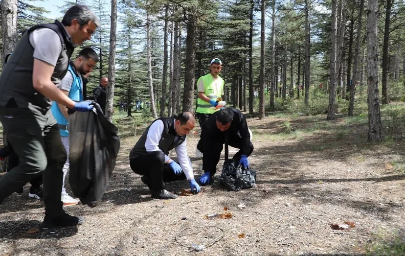 Çankırı’da protokol ve vatandaşlar ormanlarda çöp topladı
