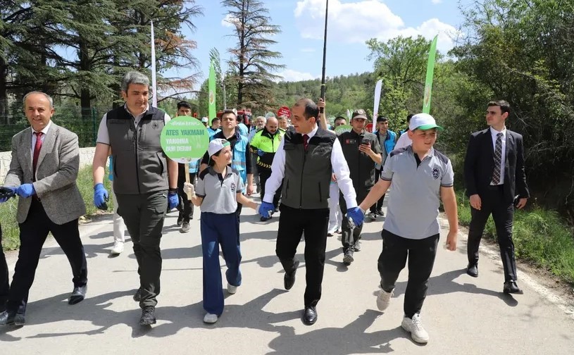 &Ccedil;ankırı&rsquo;da protokol ve vatandaşlar ormanlarda &ccedil;&ouml;p topladı

