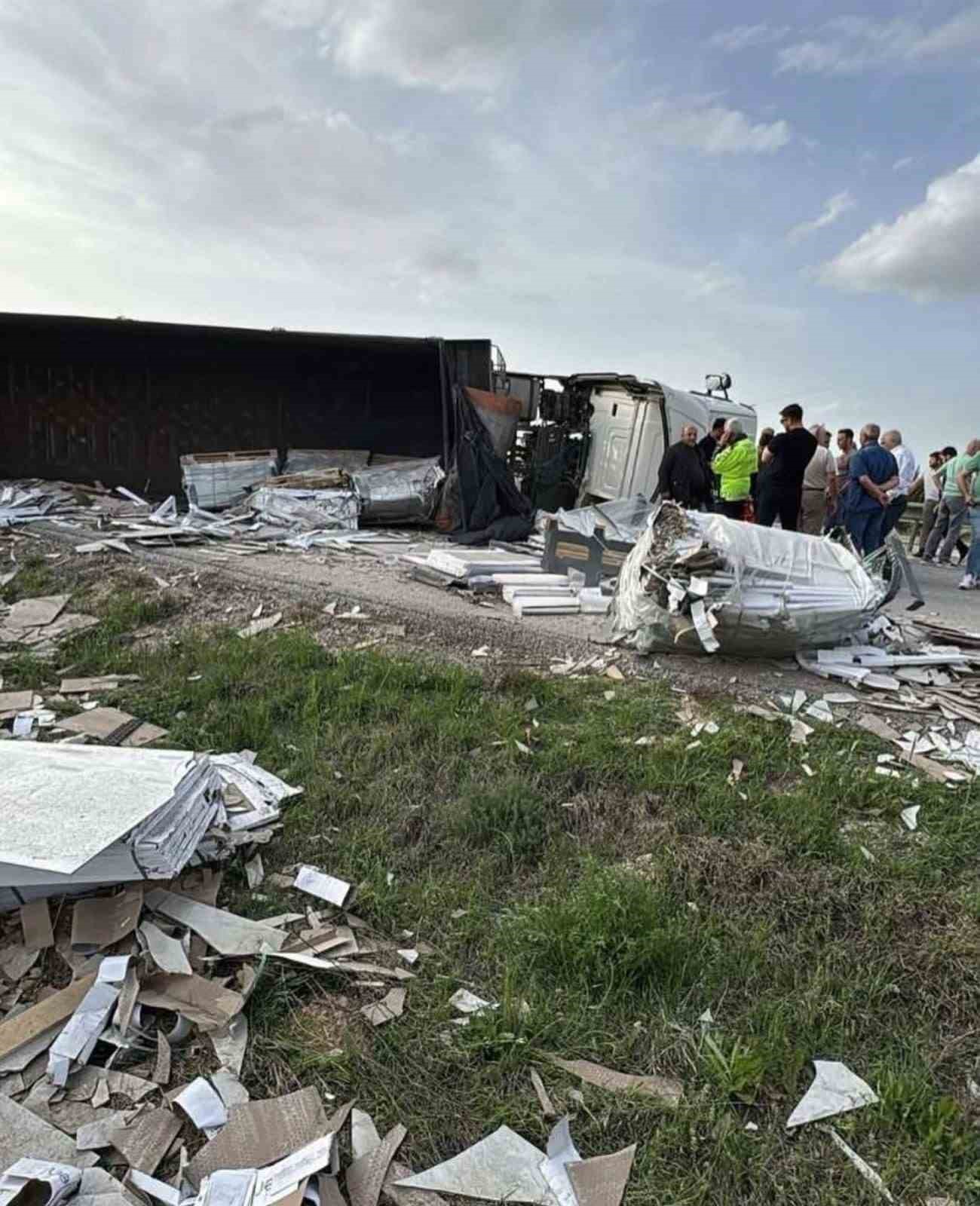 Ankara&rsquo;da seyir halindeki tır devrildi: 1 yaralı
