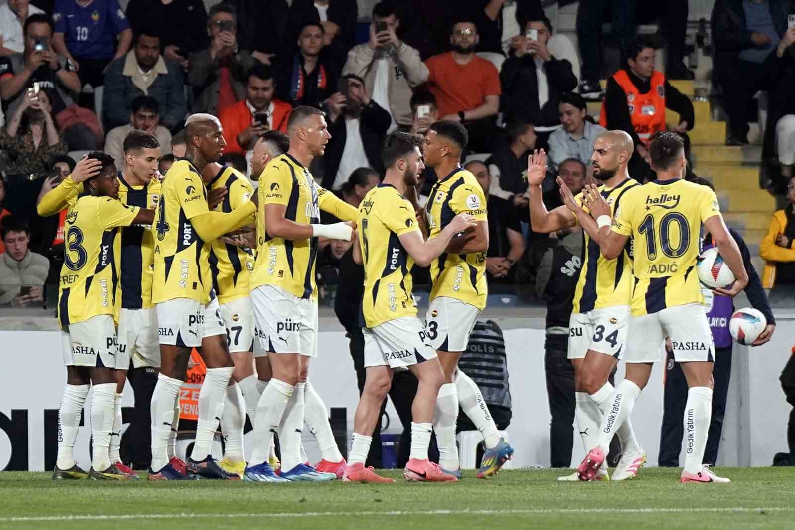 Trendyol Süper Lig: RAMS Başakşehir: 0 - Fenerbahçe: 1 (İlk yarı)