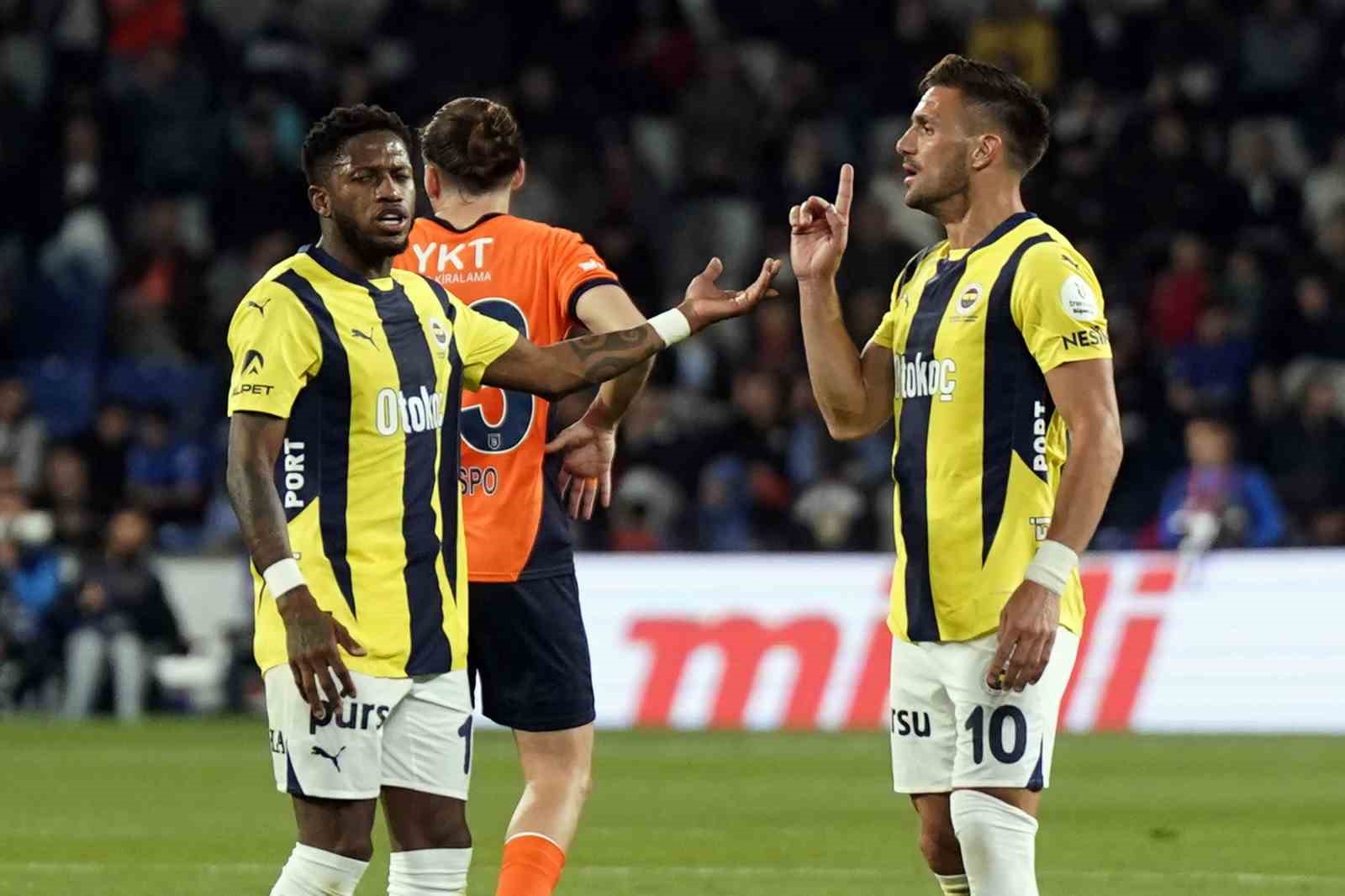 Trendyol Süper Lig: RAMS Başakşehir: 0 - Fenerbahçe: 1 (İlk yarı)
