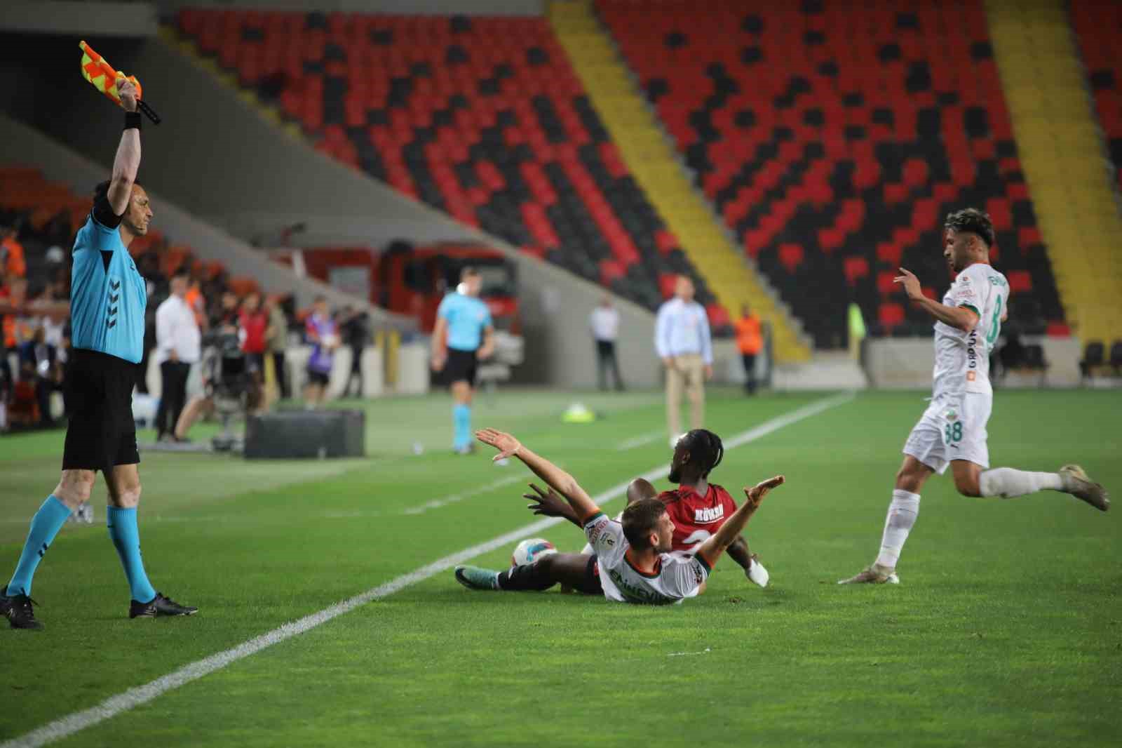 Trendyol S&uuml;per Lig: Gaziantep FK: 0 - Alanyaspor: 0 (İlk yarı)
