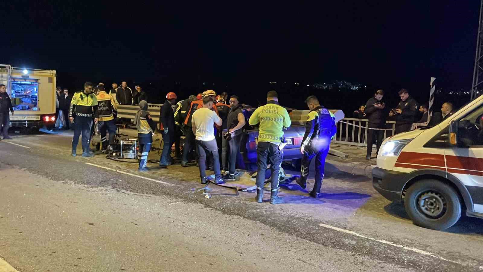 Sivas&rsquo;ta feci kaza: Tofaş bariyere ok gibi saplandı, s&uuml;r&uuml;c&uuml;s&uuml; yaralandı
