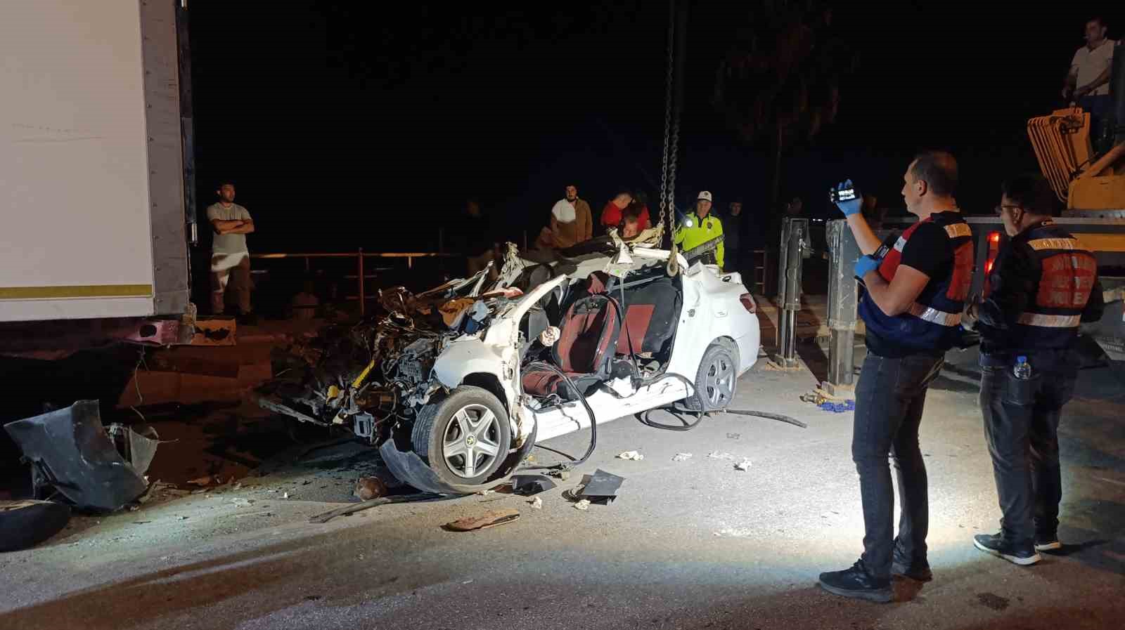 Otomobil, park halindeki tırın altına girdi: 2 ölü