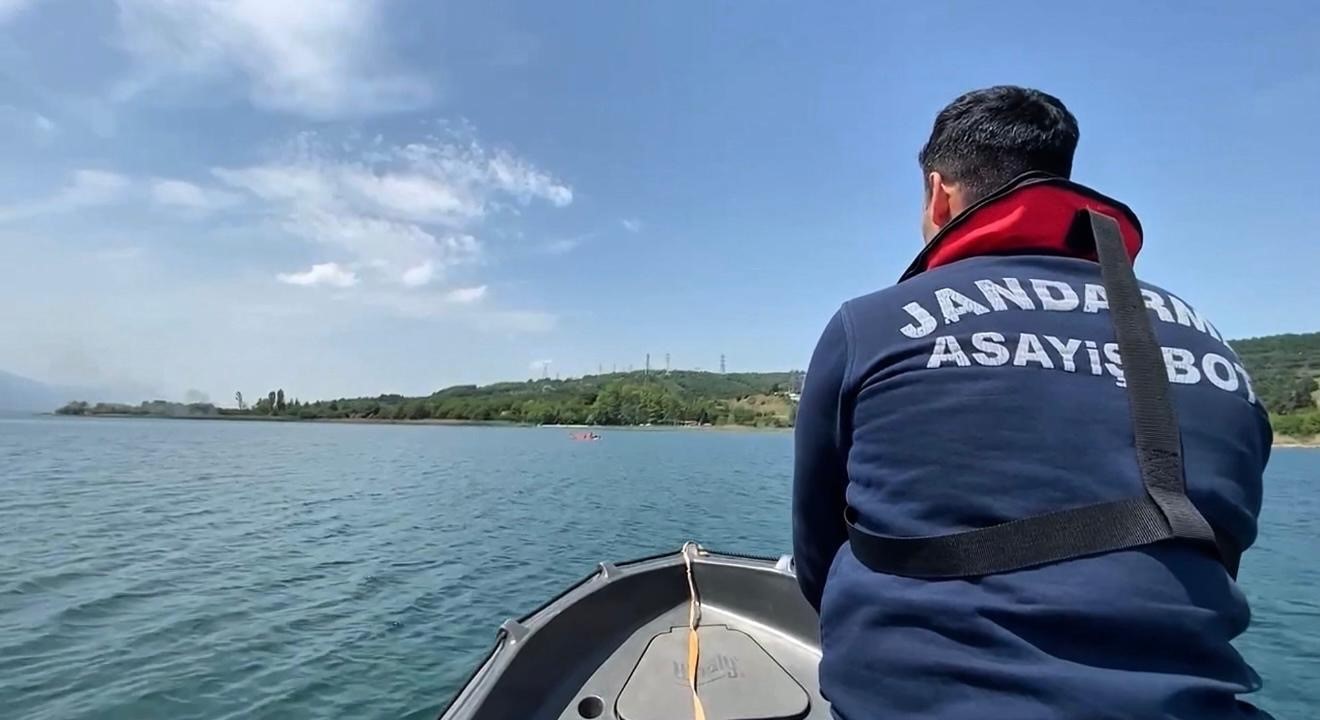 Pedallı kanodan d&uuml;şen 3 kişi &ouml;l&uuml;m&uuml;n kıyısından son anda kurtarıldı
