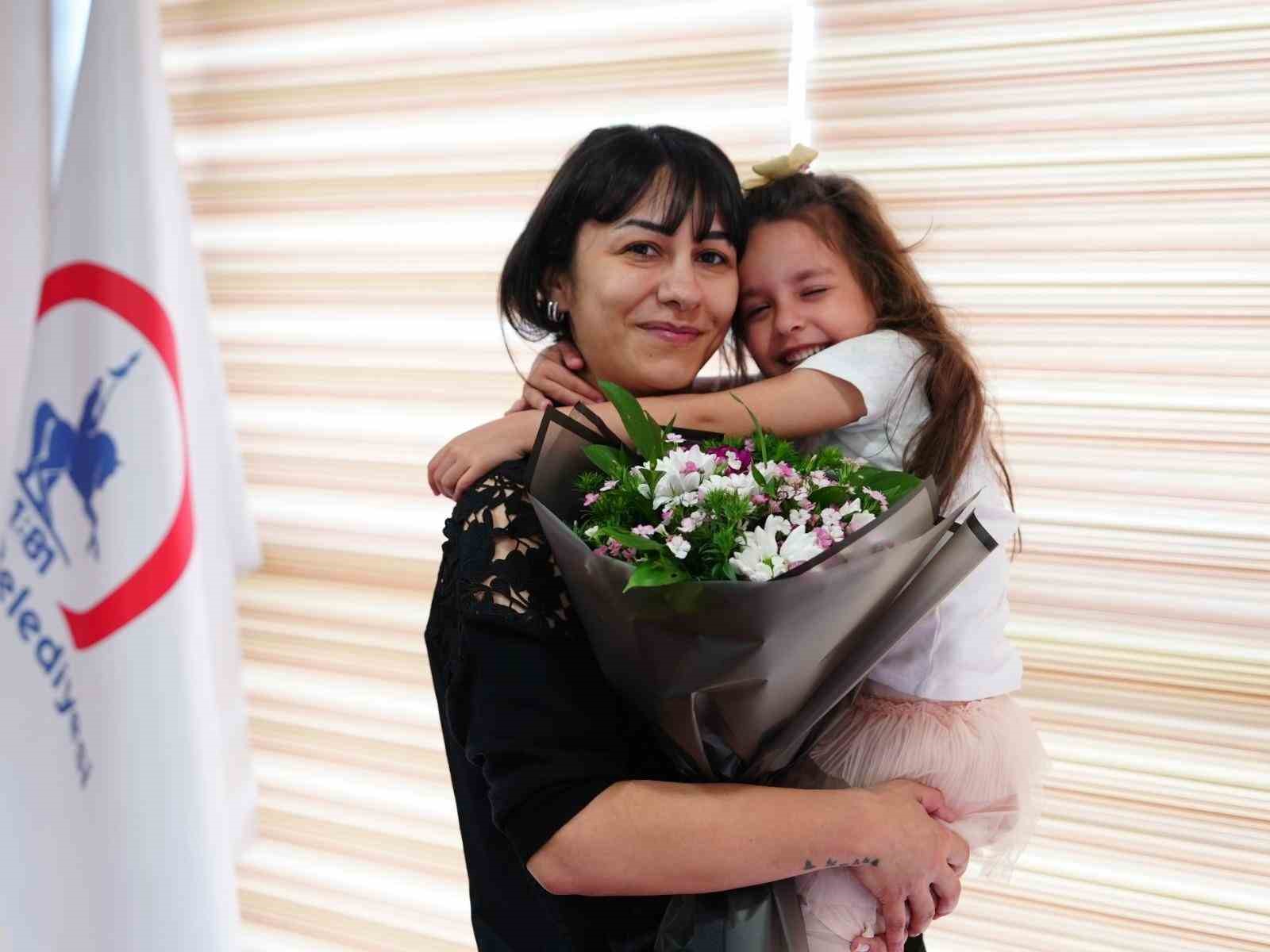 Anneler hem şaşırdı hem de g&ouml;zyaşlarına boğuldu
