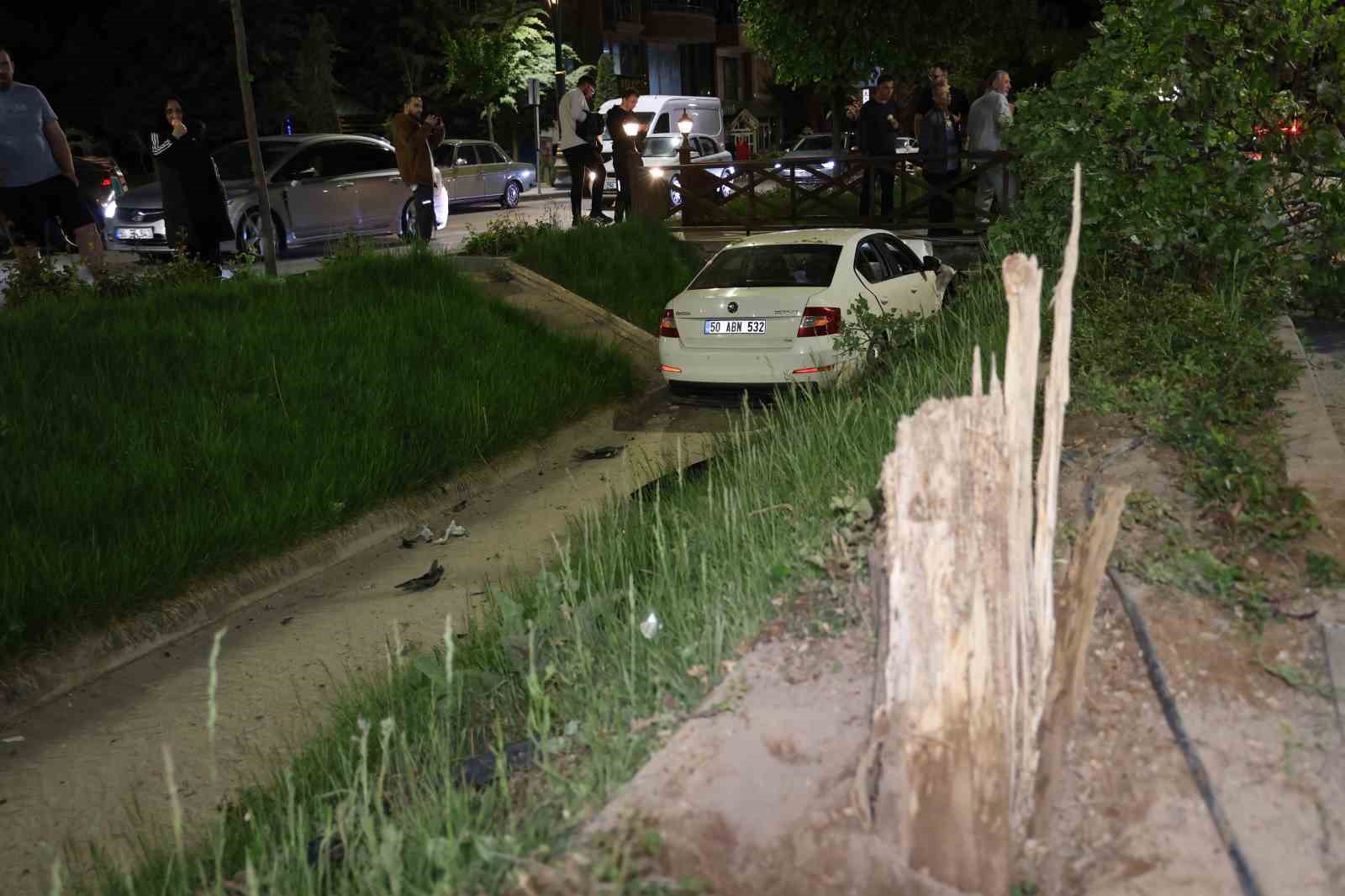 &Ouml;n&uuml;ndeki araca &ccedil;arpan otomobil su kanalındaki k&ouml;pr&uuml;ye saplandı: 2 yaralı
