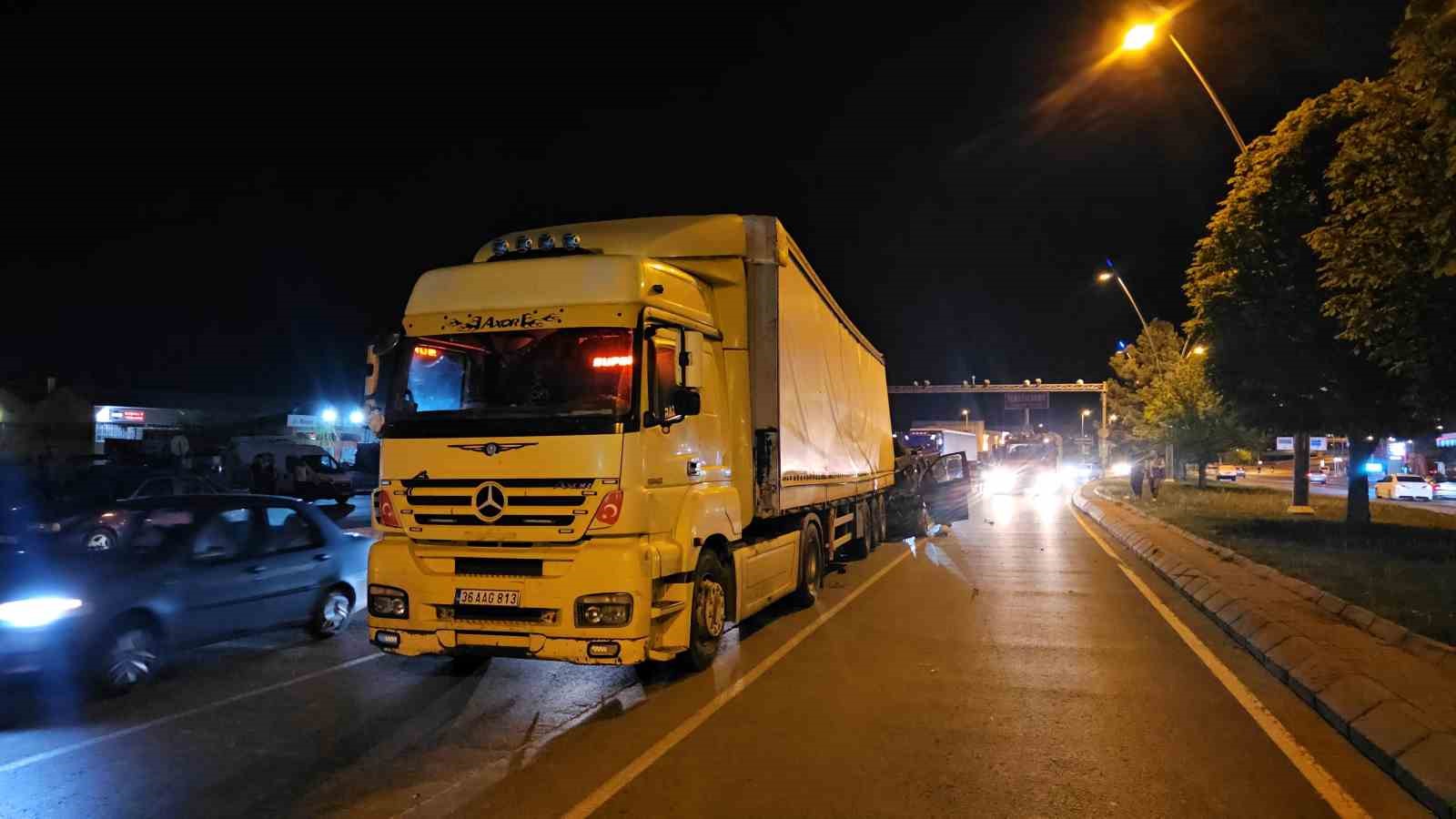 Ticari araç tıra arkadan çarptı: 1 ağır yaralı 