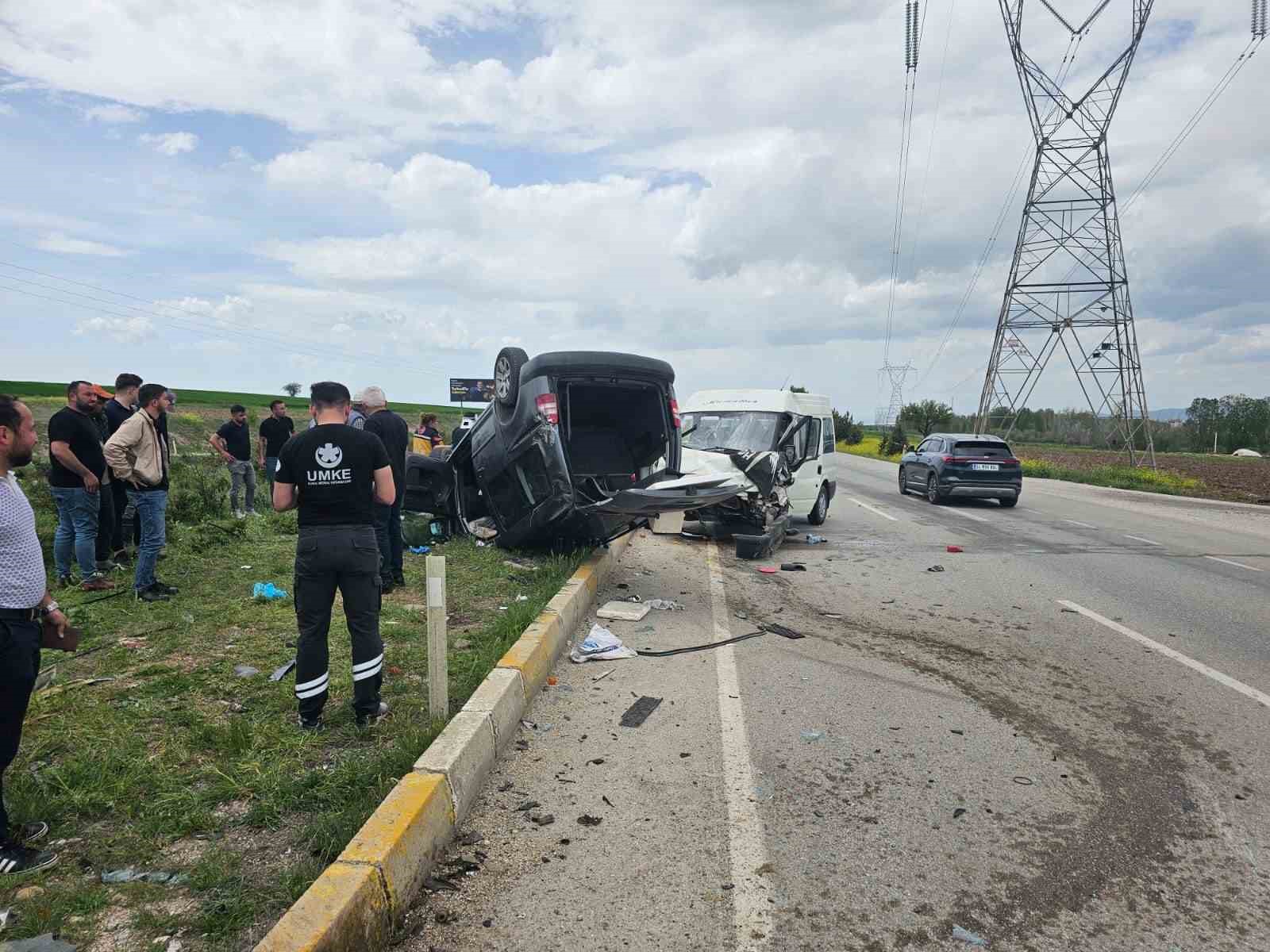 Afyonkarahisar’da kamyonet ile hafif ticari araç çarpıştı: 6’sı çocuk 9 yaralı