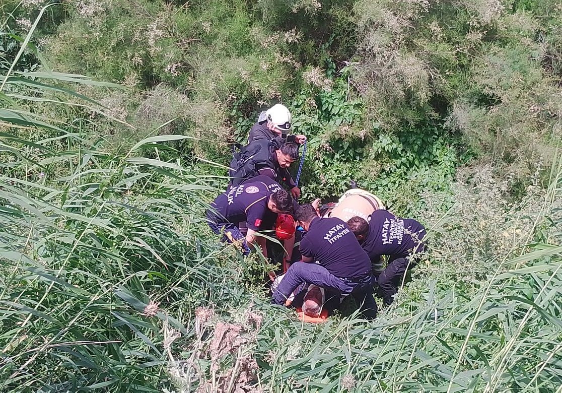 Asi nehri yatağına uçan motosikletin sürücüsü yaralandı 