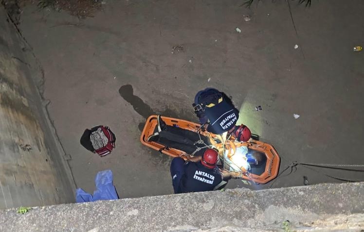 Köprüden beton zemine düştü, vinçle kurtarıldı
