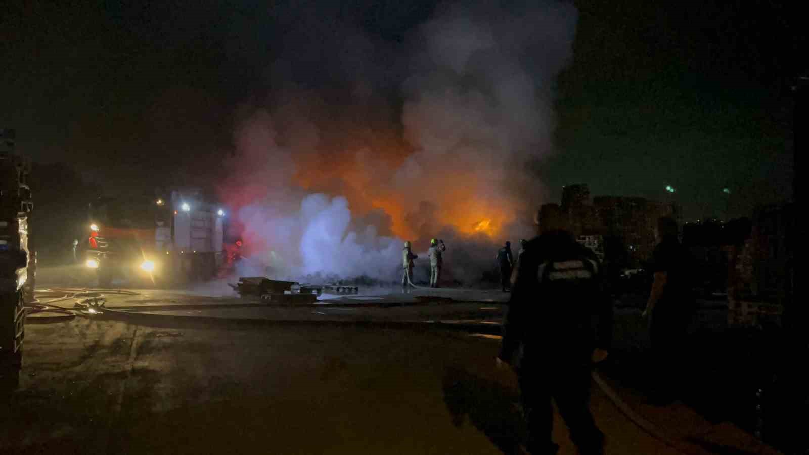 Bursa’da palet fabrikası alevlere teslim oldu
