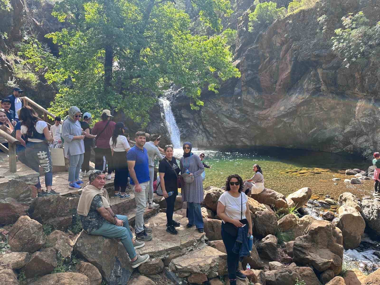Köyceğiz’de sağlıkçılar Toparlar Şelalesi’ne yürüdü