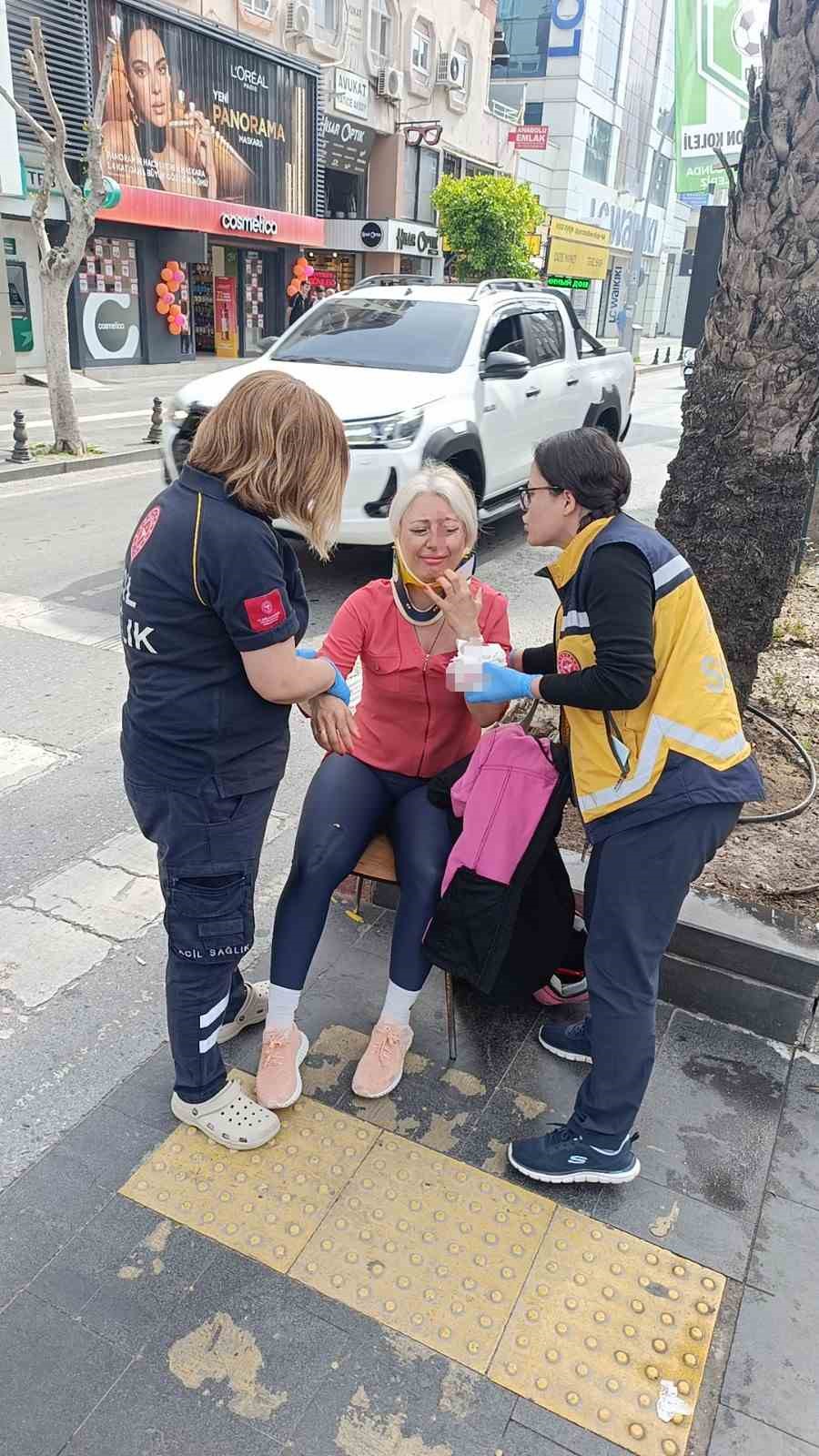 Yaya geçidinde frene basıp düşen motosiklet sürücüsü kask sayesinde hayatta kaldı