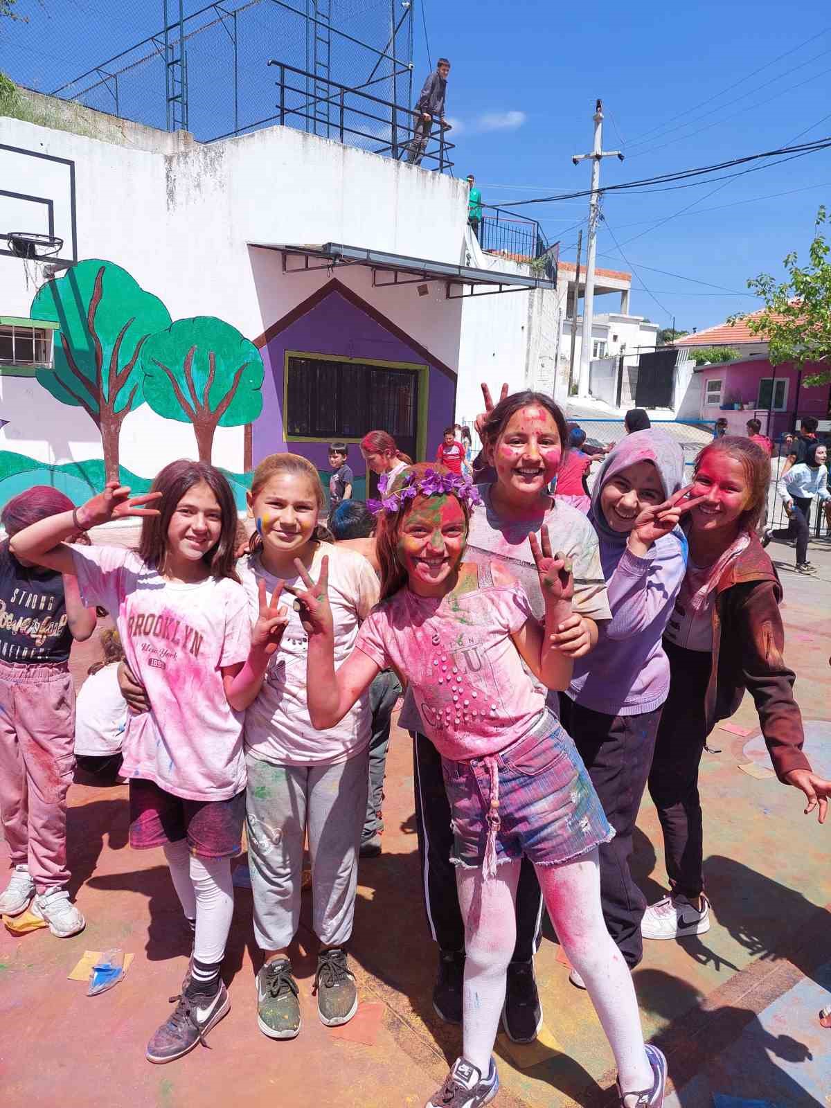Akçaköy İlk-Ortaokulu’nca colourfest etkinliği yapıldı
