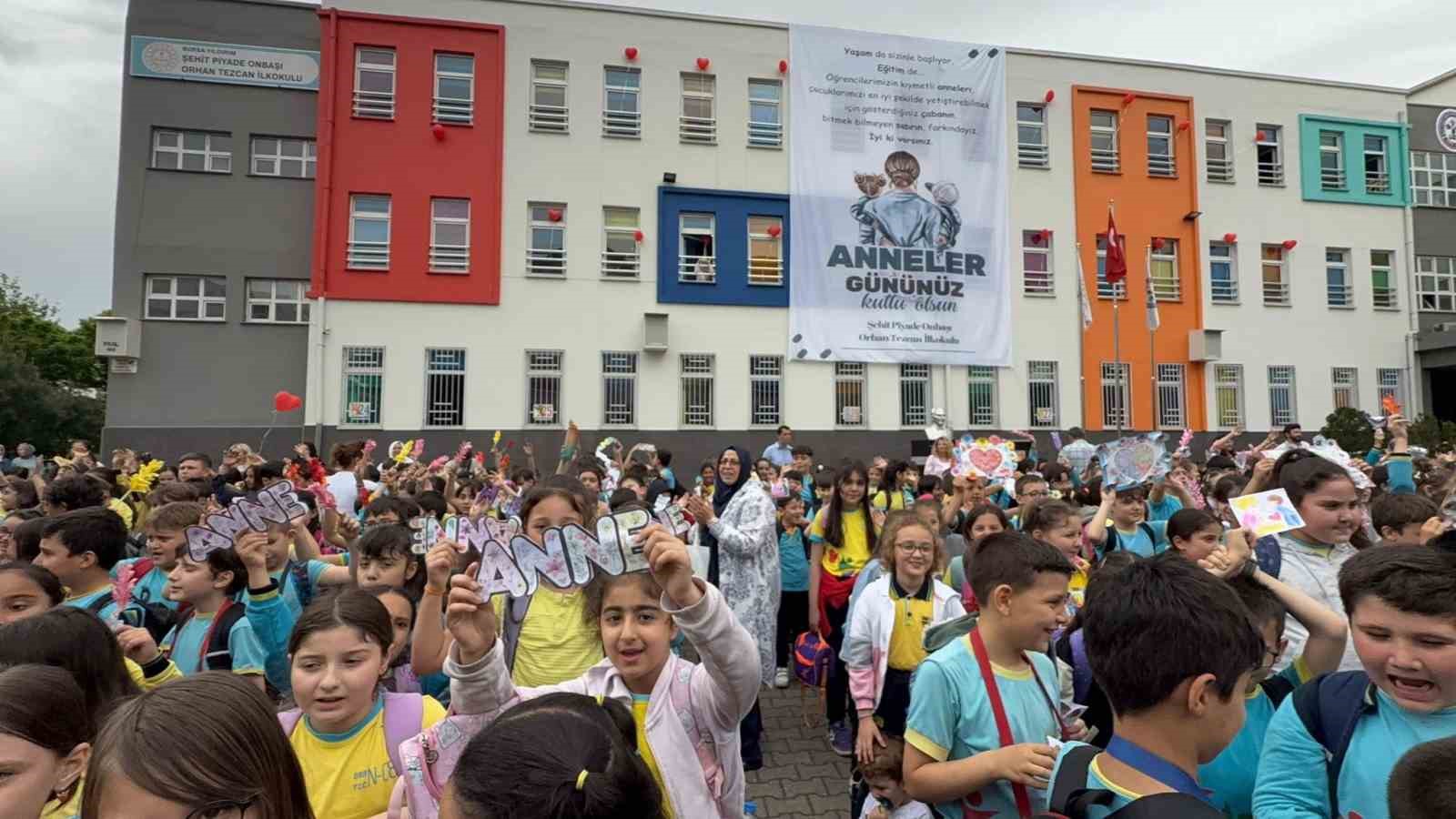 Bin 100 öğrenciden anneleri ağlatan sürpriz