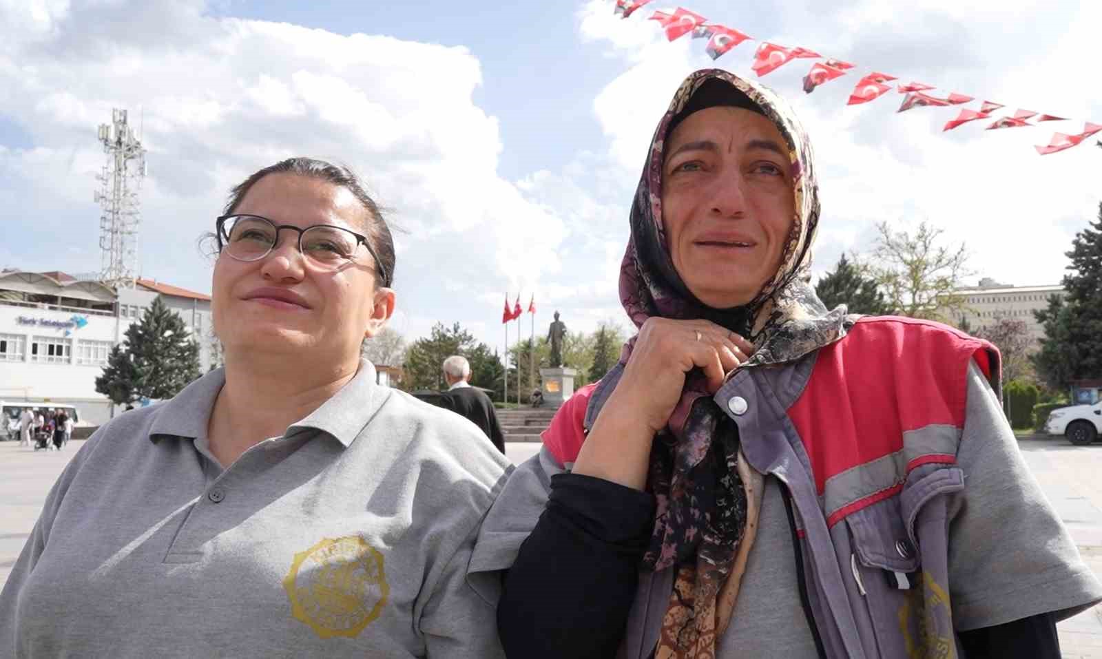 Kadın personele Anneler Günü sürprizi: Çocuklarını dev ekranda görünce gözyaşlarını tutamadılar