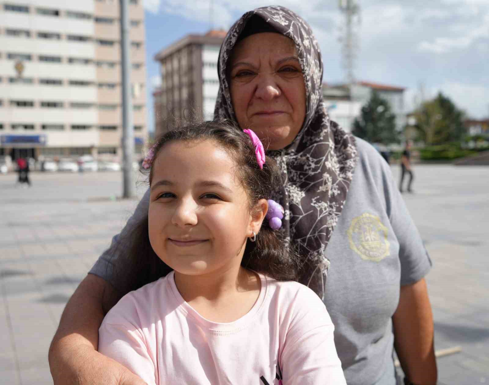 Kadın personele Anneler Günü sürprizi: Çocuklarını dev ekranda görünce gözyaşlarını tutamadılar