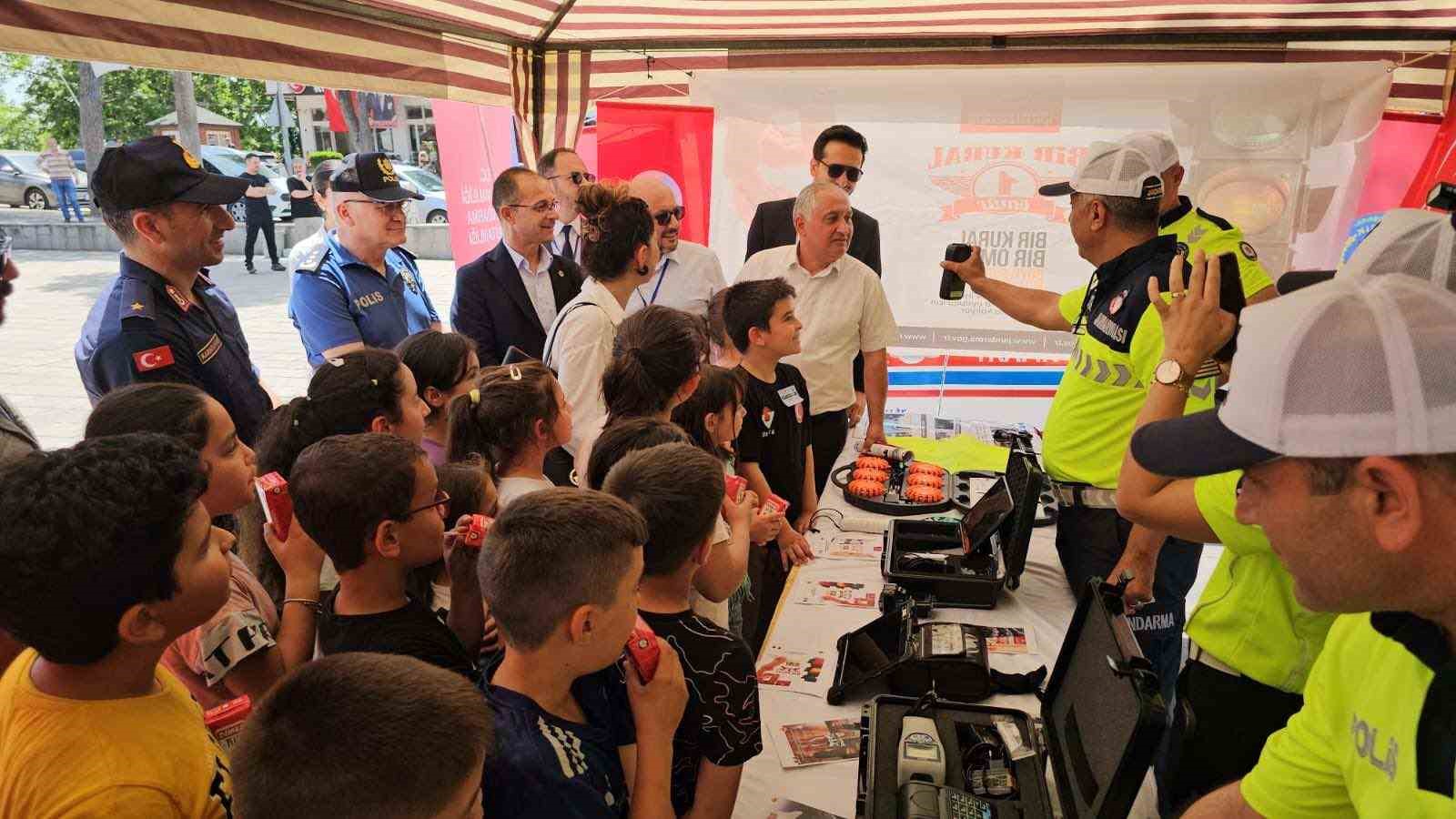 Jandarmadan öğrencilere trafik bilinci eğitimi