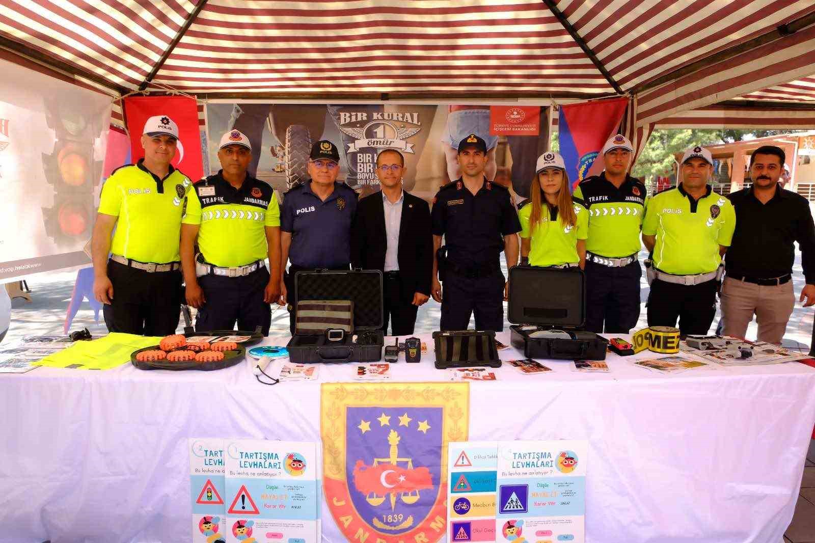 Jandarmadan öğrencilere trafik bilinci eğitimi
