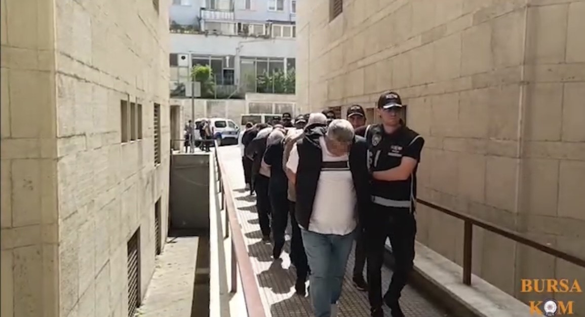 Sosyal medya hesaplarından kredi vaadiyle 2 milyar lira vurgun yaptılar...
