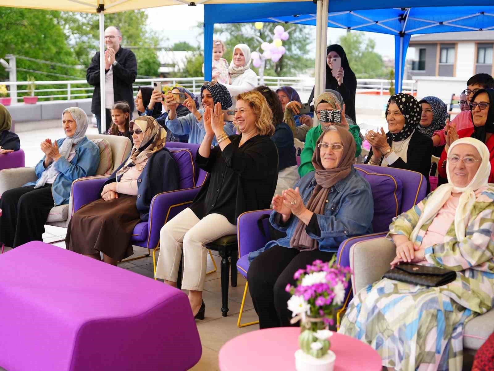 Miniklerden annelerine özel gösteri