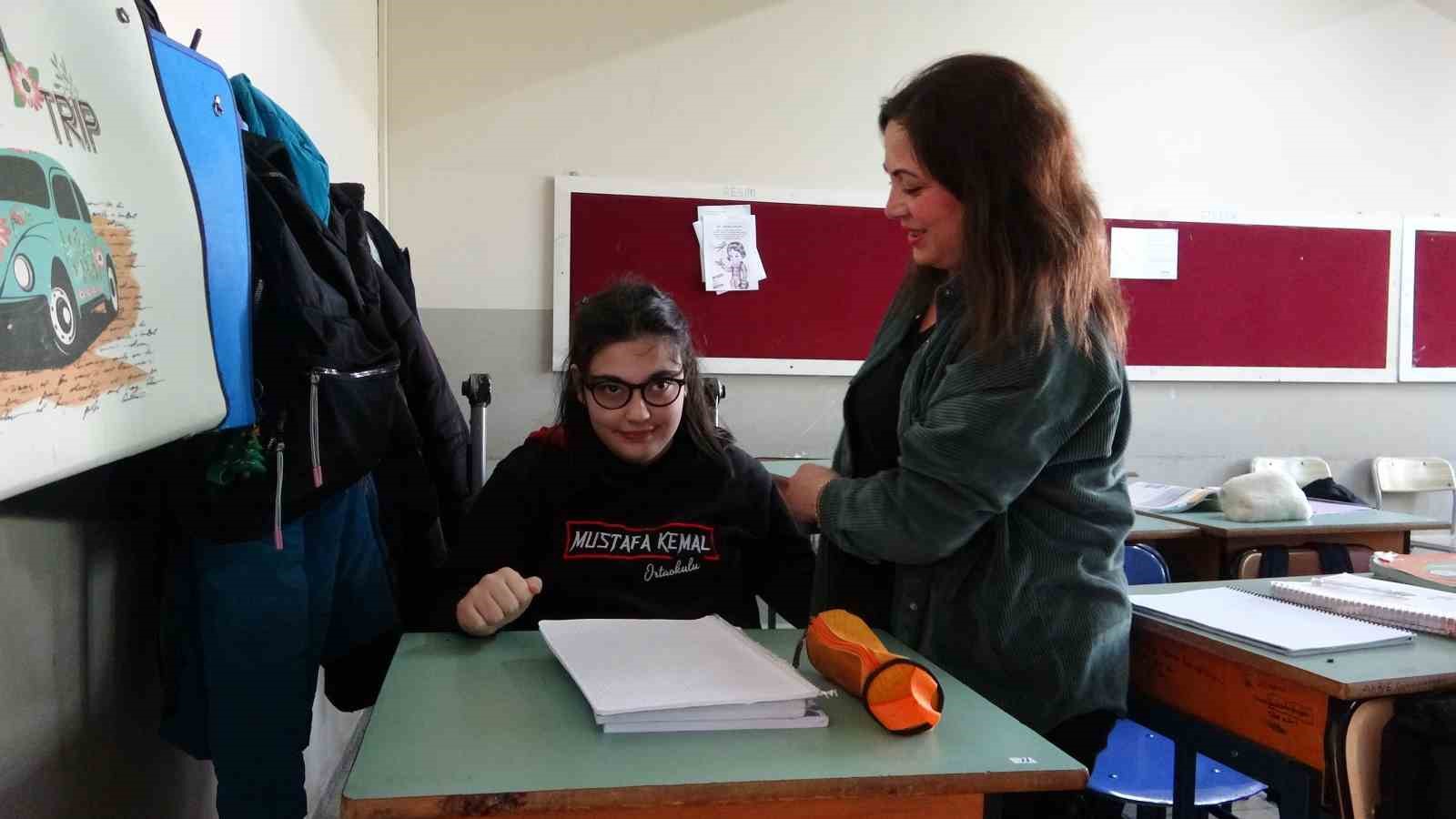 Kızının hayalleri için engel tanımıyor

