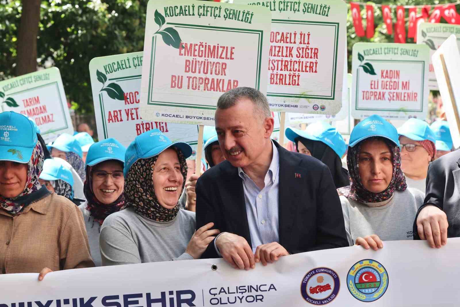 Çiftçilerin korteji renkli görüntülere sahne oldu
