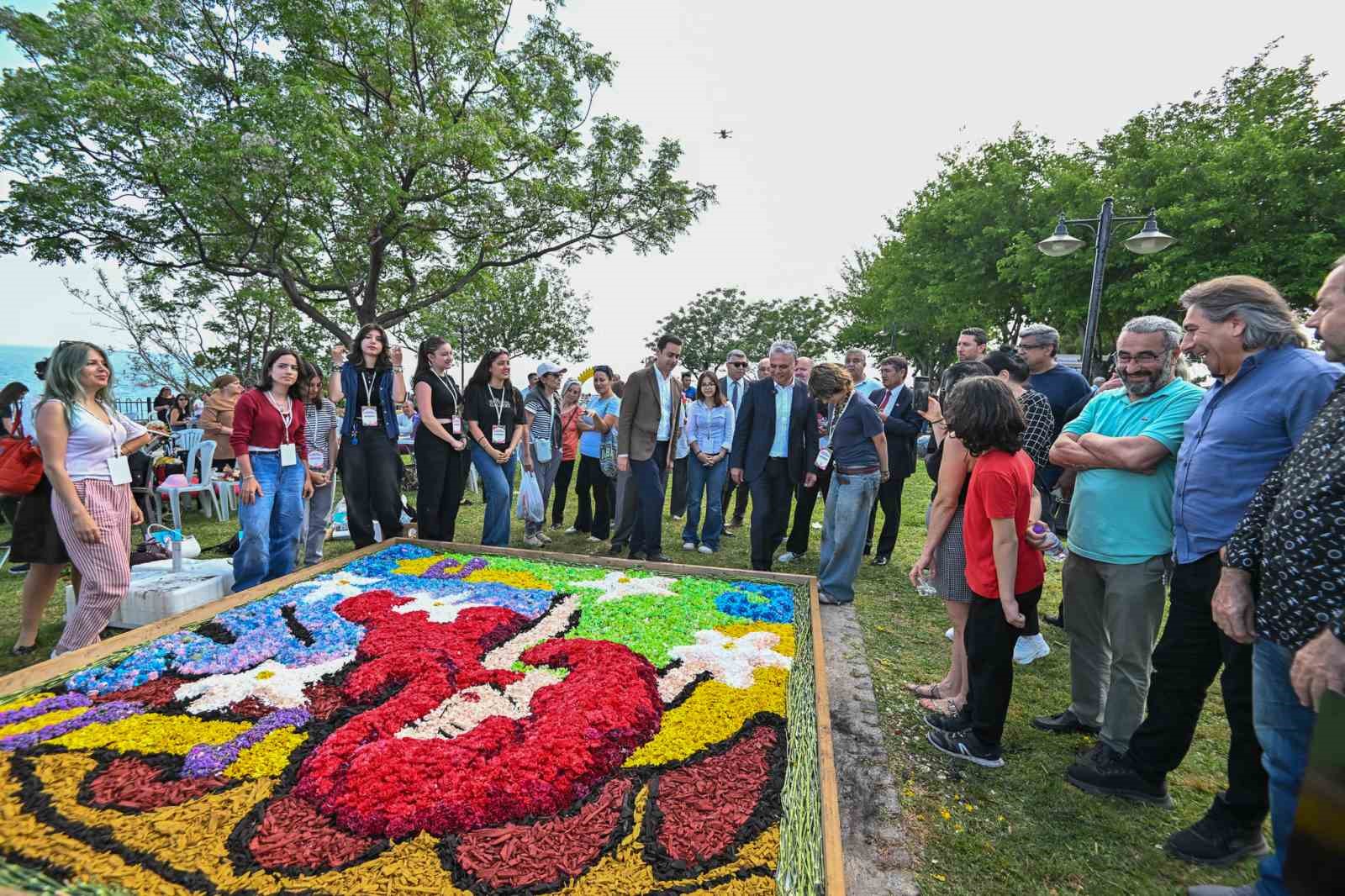 Antalya çiçeklerle açık hava galerisine döndü