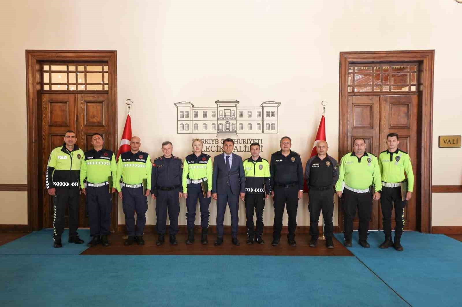 Vali Şefik Aygöl’den trafik personeline başarı belgesi