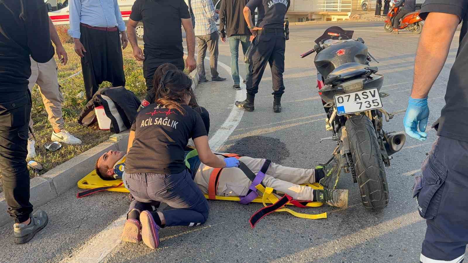 Kamyonetin çarpıp kaçtığı motosikletli yaralandı