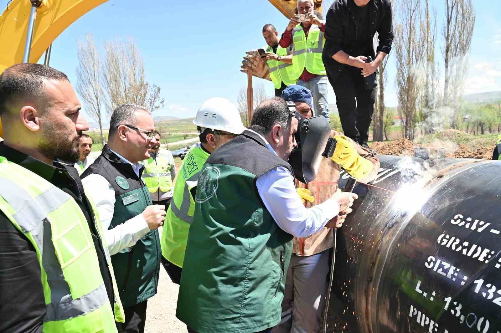 57 bin 700 dekar tarım arazisini sulayacak 191bin 526 metre uzunluğundaki sulama borularına ilk kaynak vuruldu