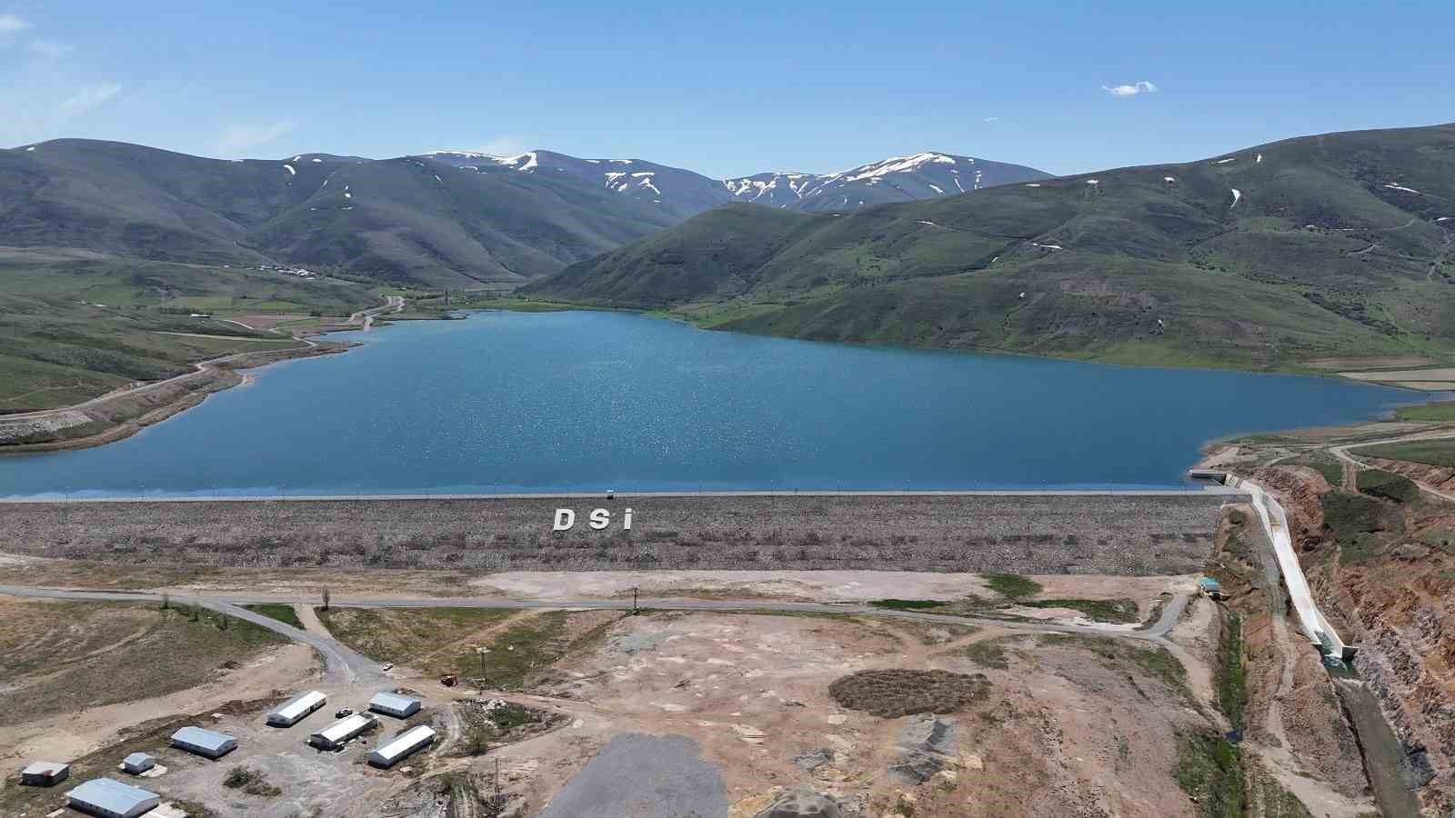 57 bin 700 dekar tarım arazisini sulayacak 191bin 526 metre uzunluğundaki sulama borularına ilk kaynak vuruldu
