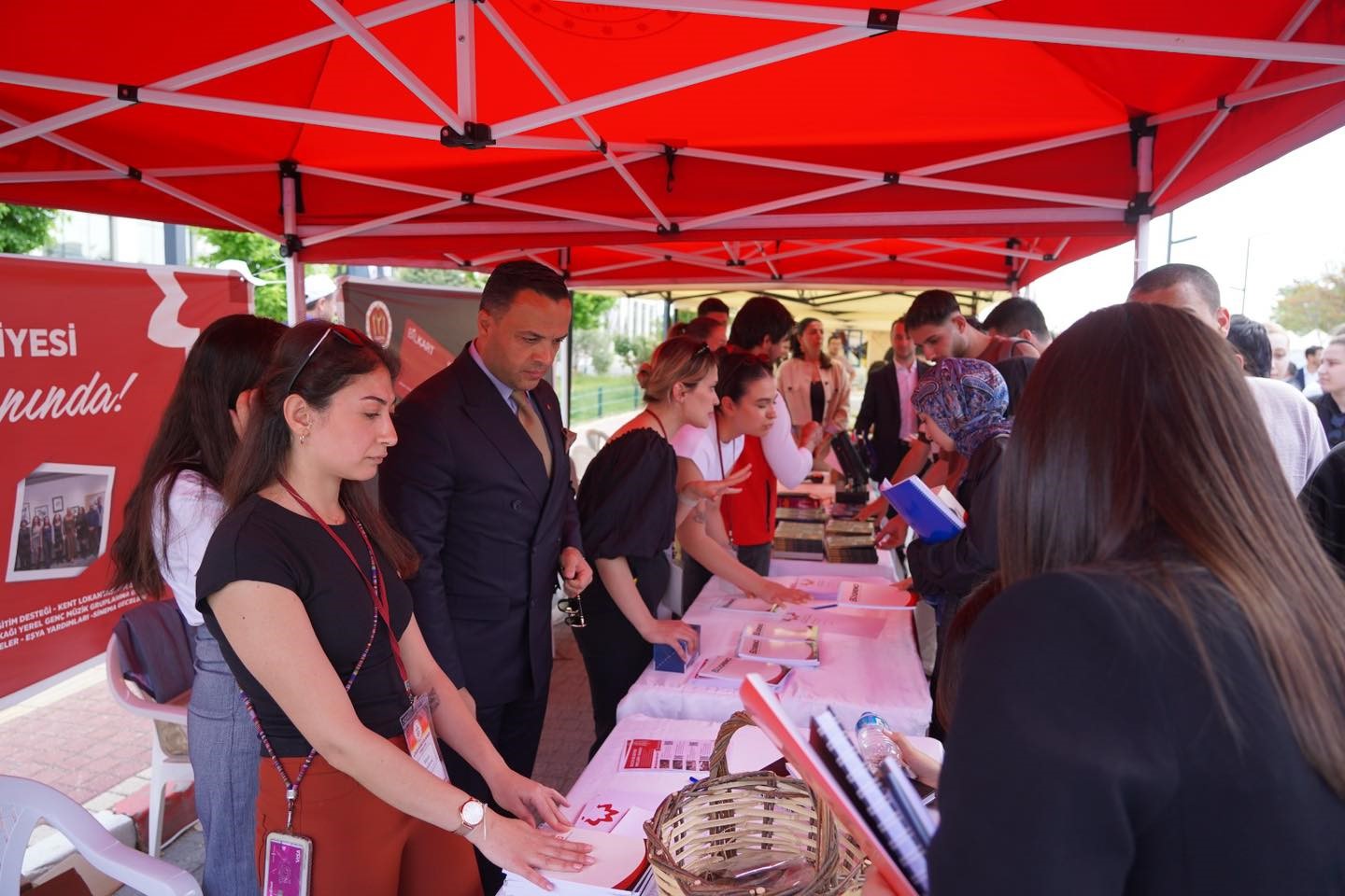 Bilecik Belediye Başkan Yardımcıları Bilim ve K&uuml;lt&uuml;r Şenliği&rsquo;nde &ouml;ğrencilerle buluştu

