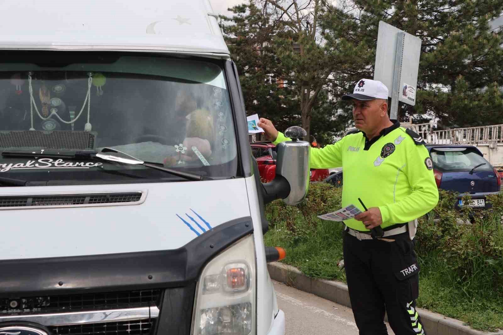 Polislerden hayat kurtaran trafik bilgilendirmesi

