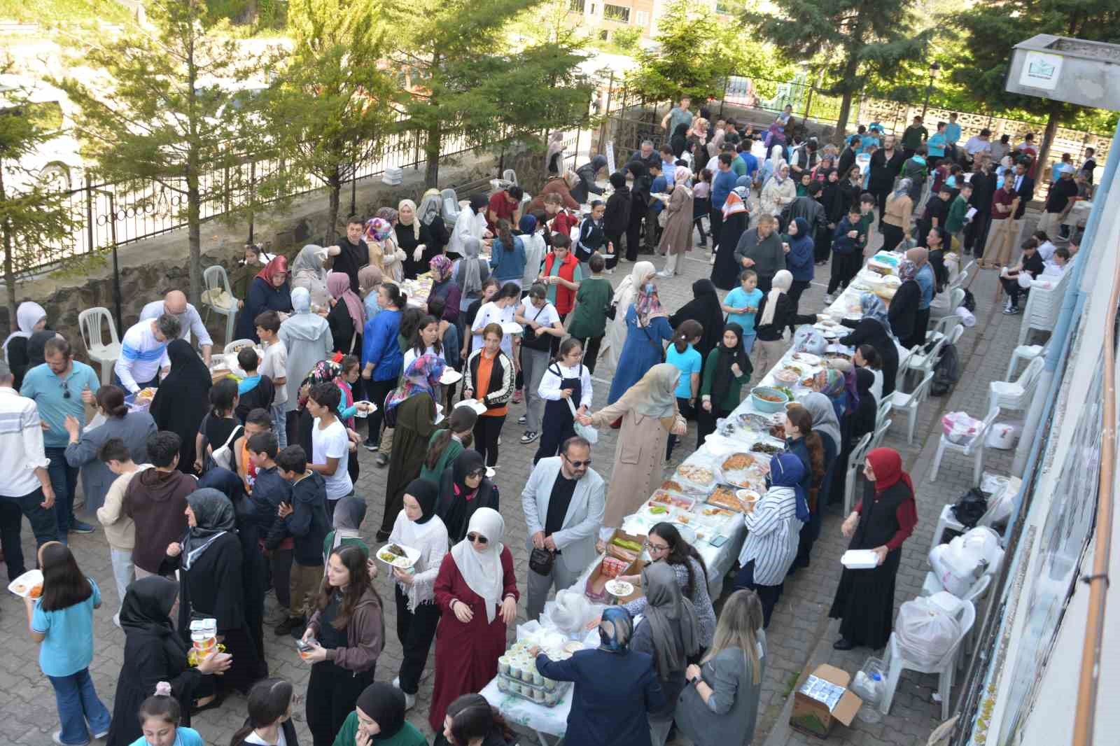 Ordu&rsquo;da Gazze i&ccedil;in d&uuml;zenlenen hayır &ccedil;arşısında 110 bin lira para toplandı
