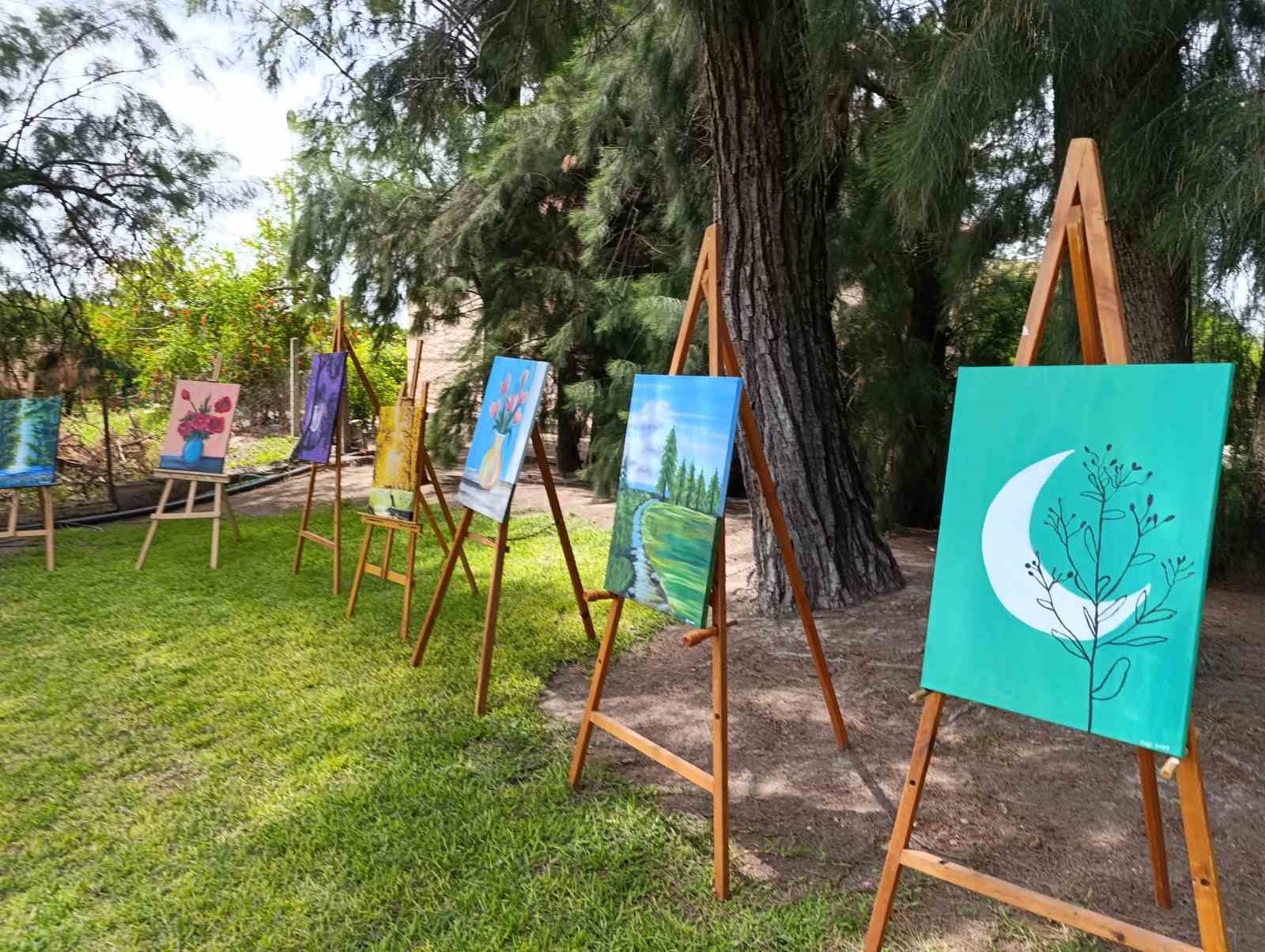 Adana’da 13 yaşındaki ikizler sergi açtı