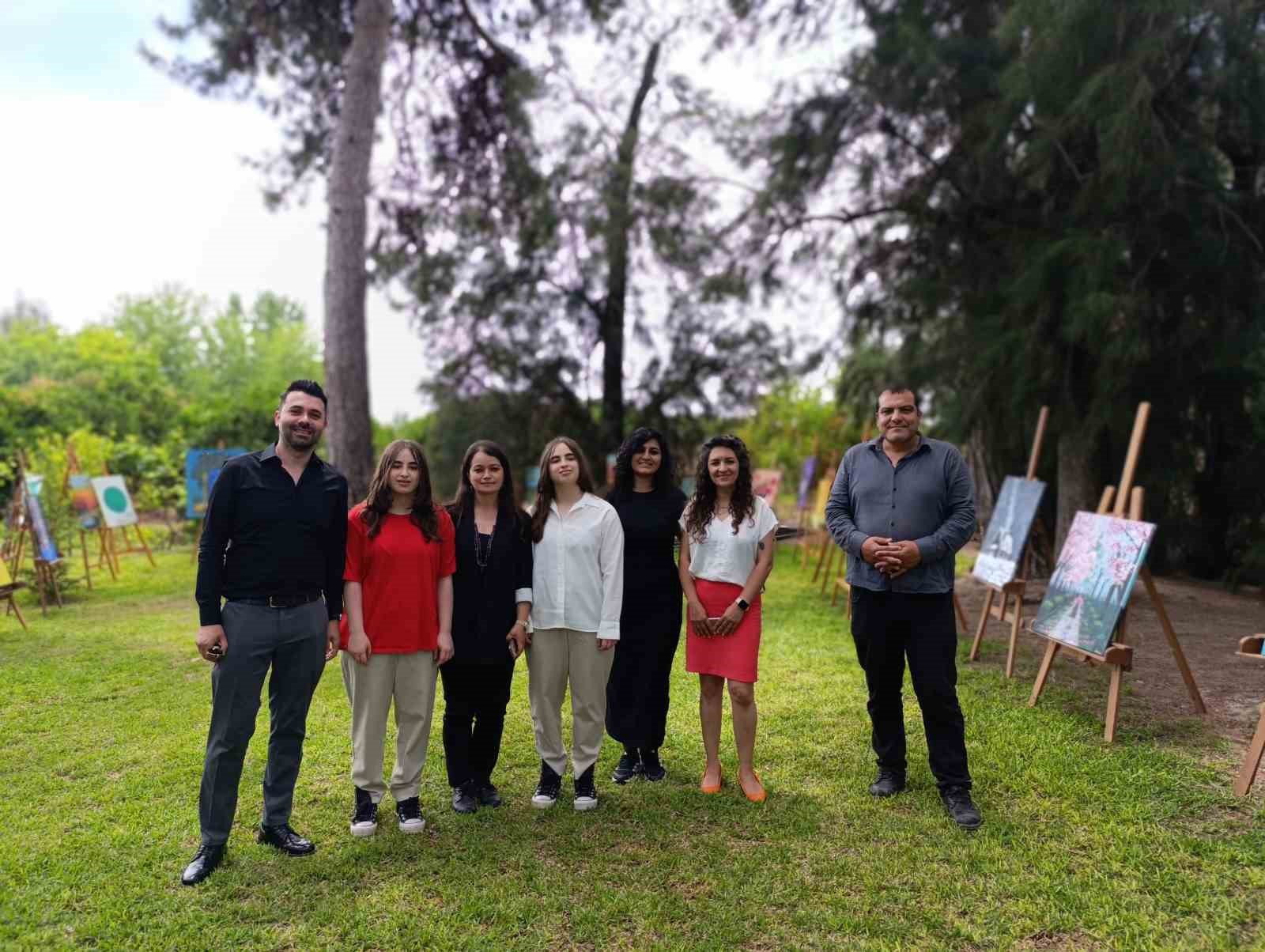 Adana’da 13 yaşındaki ikizler sergi açtı 