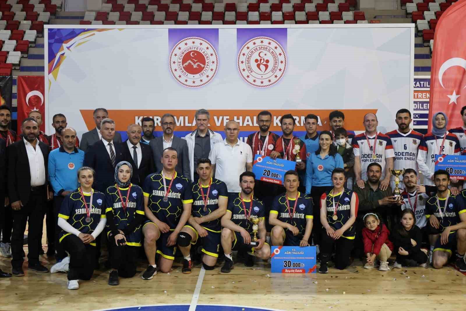 500 sporcunun mücadele ettiği dev turnuvada kupa sahibini buldu