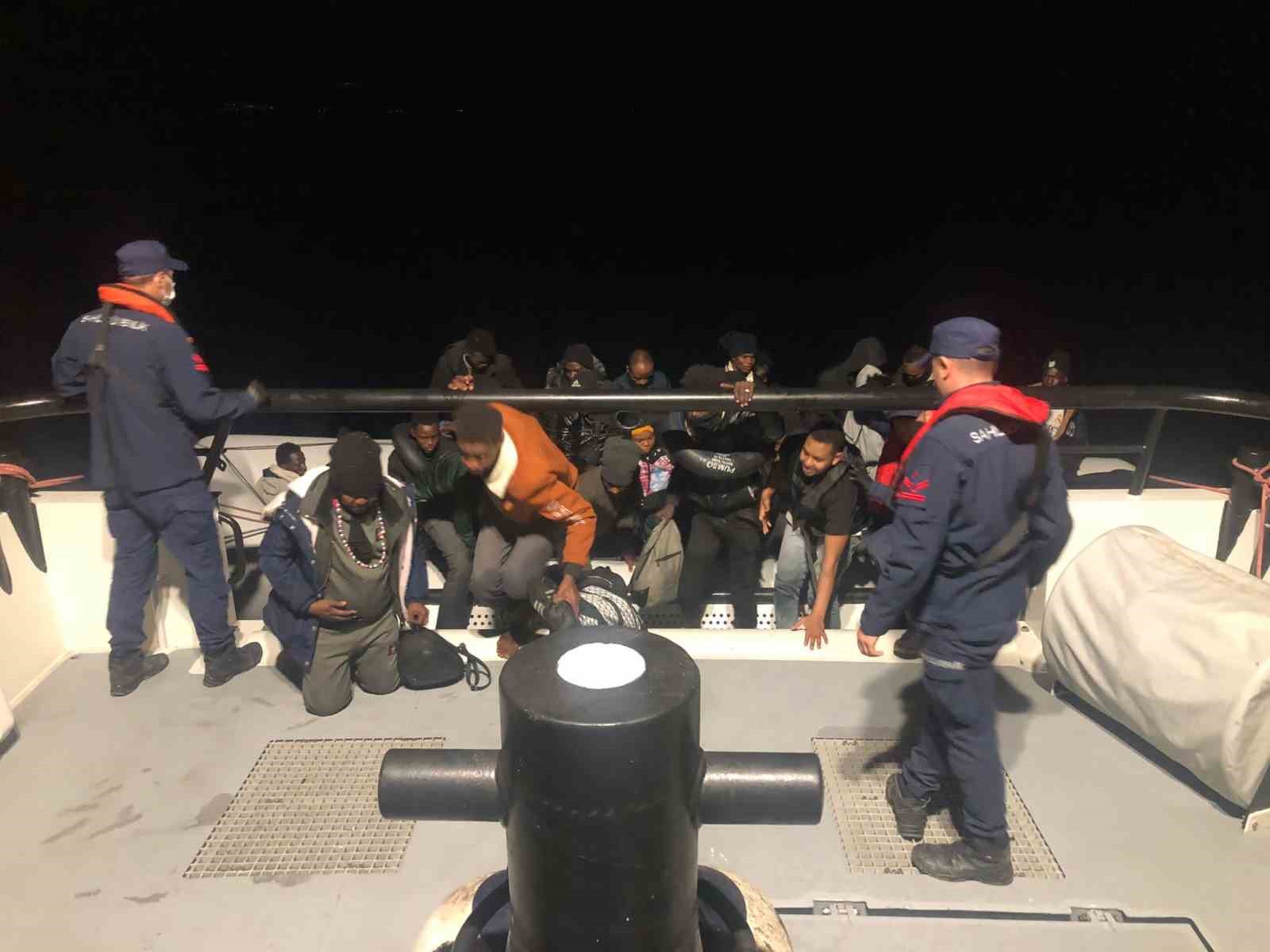 Lastik bot içerisinde 28 göçmen yakalandı